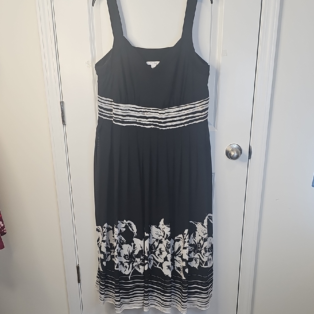 dressbarn Women's Black and White Floral Maxi Dress Size 16W